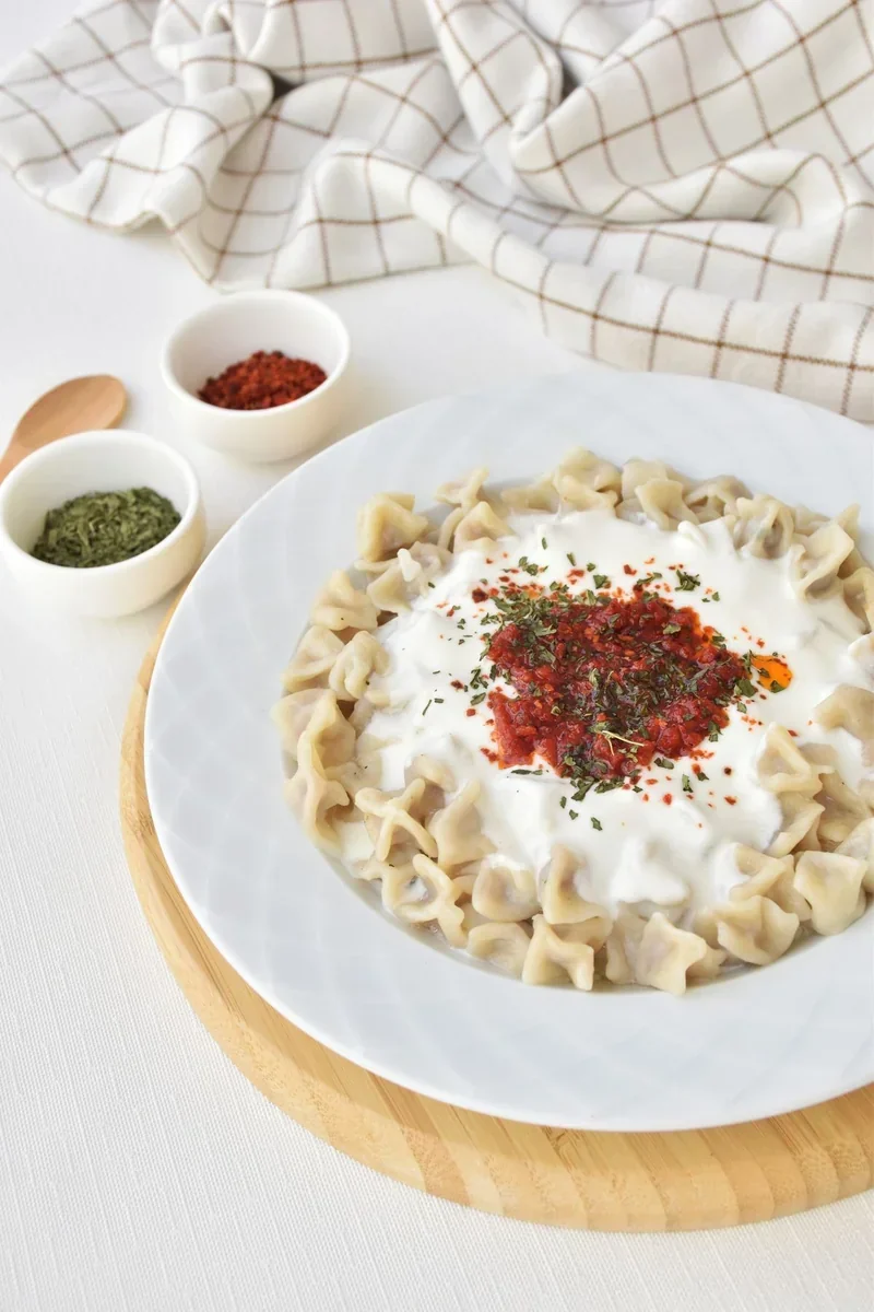 Mantı Tarifi — Yoğurtlu ve Pul Biberli Klasik (4 Kişilik)