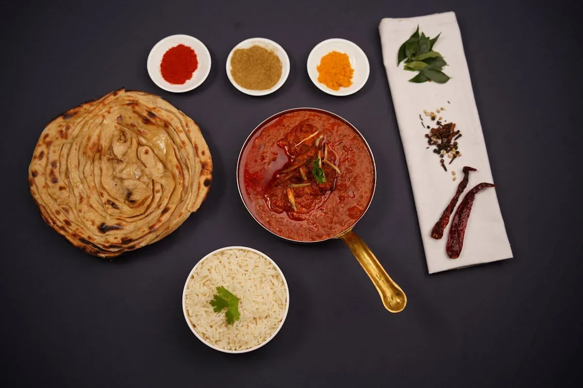 Chicken Tikka Masala Tarifi — İngiliz-Hint Kremalı Köri (4 Kişilik)